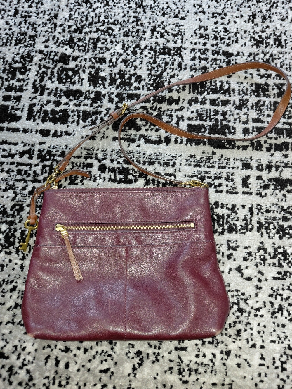 Fossil Fiona Small Crossbody Bag Wine Burgundy Leather Gold Key Charm Gec View 4